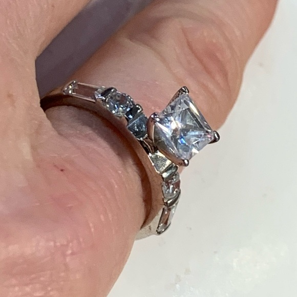 Sterling silver and Cubic Zirconia Solitaire Ring - Picture 3 of 7